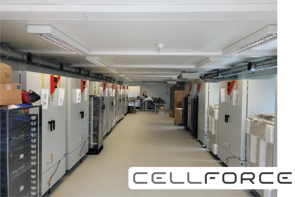 Ein Foto eines Batterietestlabors von Innen das mehrere Klimakammern und Batterie Tester zeigt.