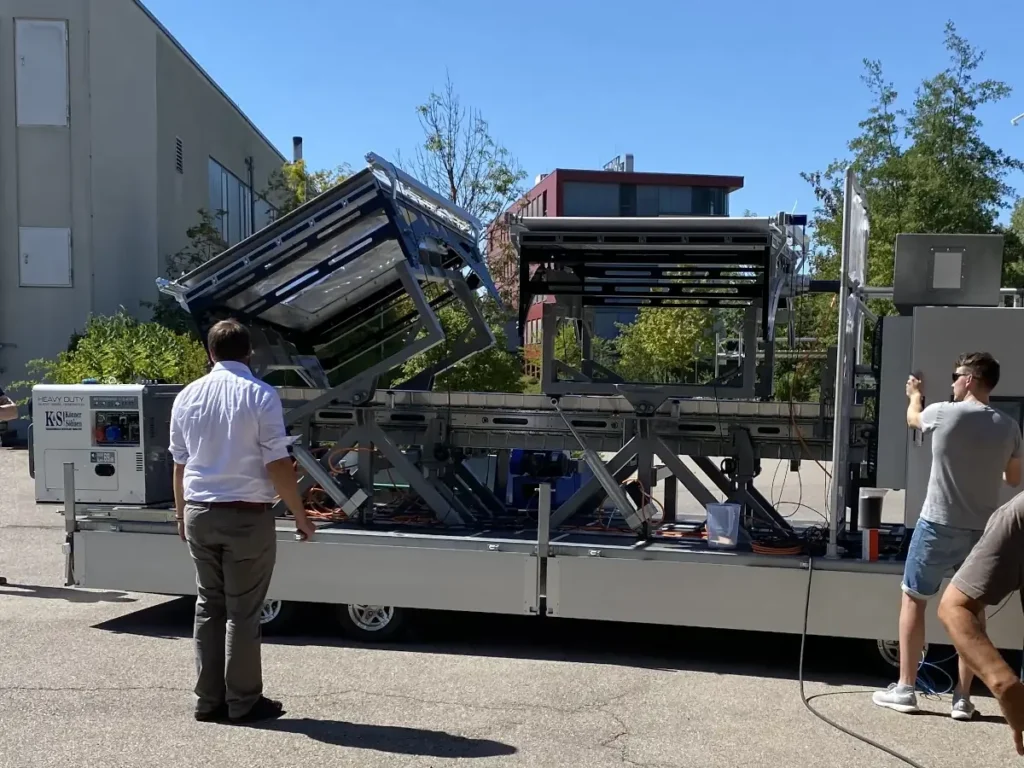 Ein Foto einer Sondermaschine die aus Sonnenlicht Bausand herstellt bei der Inbetriebname.