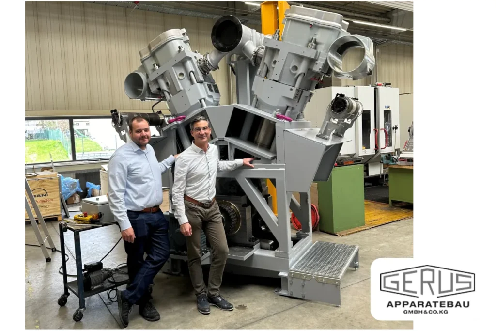 Ein Bild von Hr. Mader und Hr. Rothkopf vor einem Dieselmotor Replikat für Übungszwecke das von Codronic entwickelt wurde.