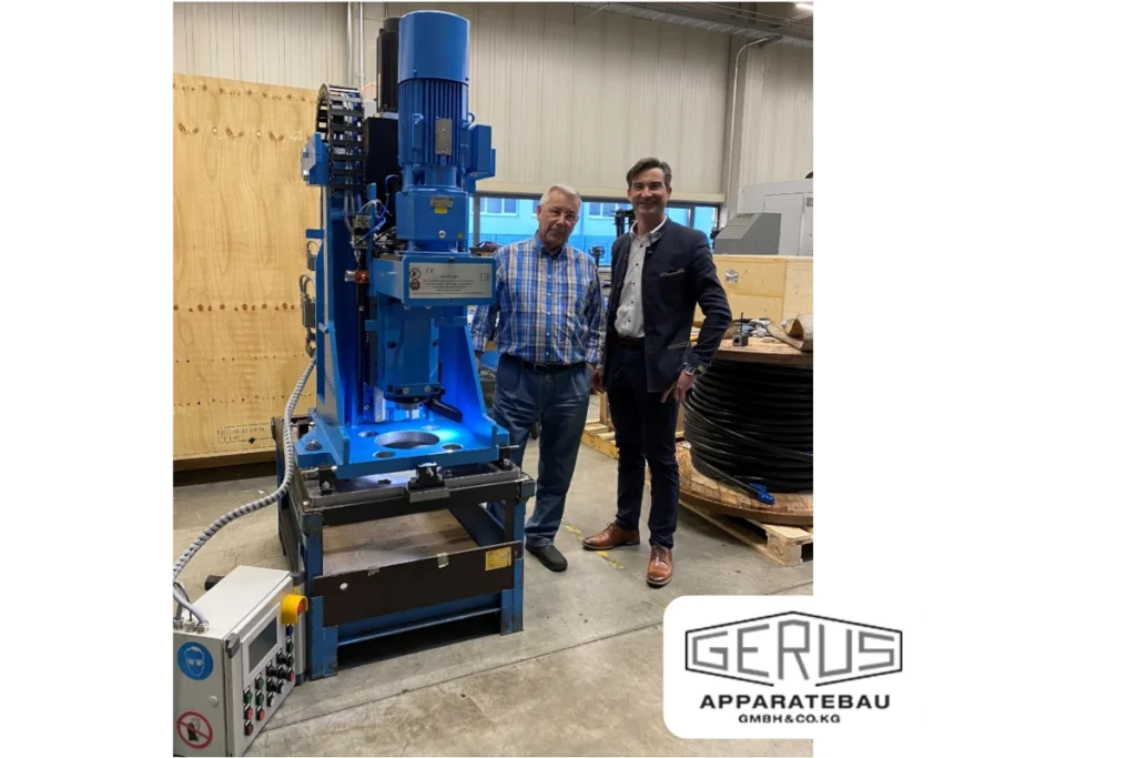 Ein Foto von Hr. Schroll und Hr. Mader vor einer Sondermaschine die von Codronic entwickelt worden ist.